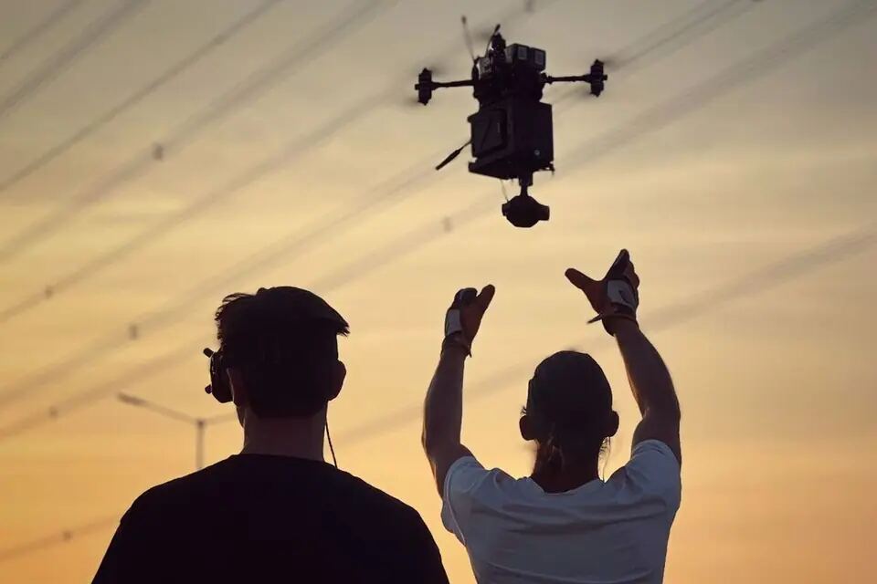 Crew startet ein FPV-Kamerasystem während der Actionproduktion von Jawan