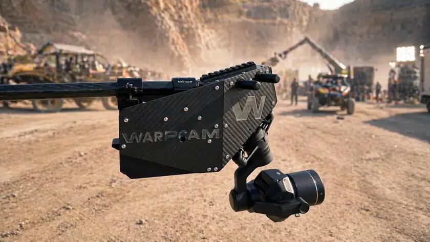 WarpCam®-Kamerasystem im Vordergrund eines Actionfilmsets